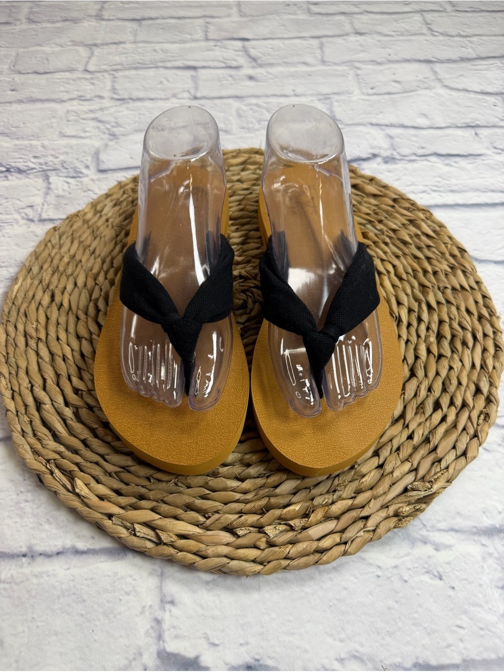 NWOB Kuailu Everyday Black Strap Tan Footbed Flip Flops. Size 9.